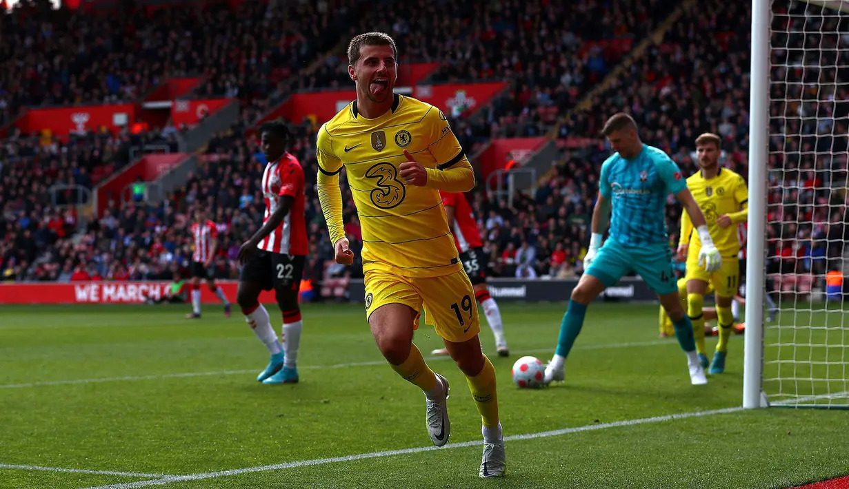 Pesta gol Chelsea kemudian ditutup oleh Mason Mount pada menit ke-55. Ia berhasil memanfaatkan bola rebound yang dilesatkan oleh Pulisic. (AFP/Adrian Dennis)