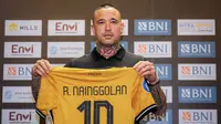 Radja Nainggolan menjadi eks pemain AS Roma terbaru yang saat ini memperkuat klub Asia. Ia baru saja didatangkan oleh Bhayangkara FC, salah satu klub BRI Liga 1 di Liga Indonesia pada pertengahan musim 2023/2024 setelah sang pemain berstatus tanpa klub sejak meninggalkan klub Serie A Liga Italia, SPAL pada Juli 2023. Selama empat setengah musim bersama AS Roma mulai paruh musim 2013/2014 hingga akhir musim 2017/2018, ia total tampil dalam 203 laga di semua ajang dengan torehan 33 gol dan 28 assist. (Bola.com/Bagaskara Lazuardi)