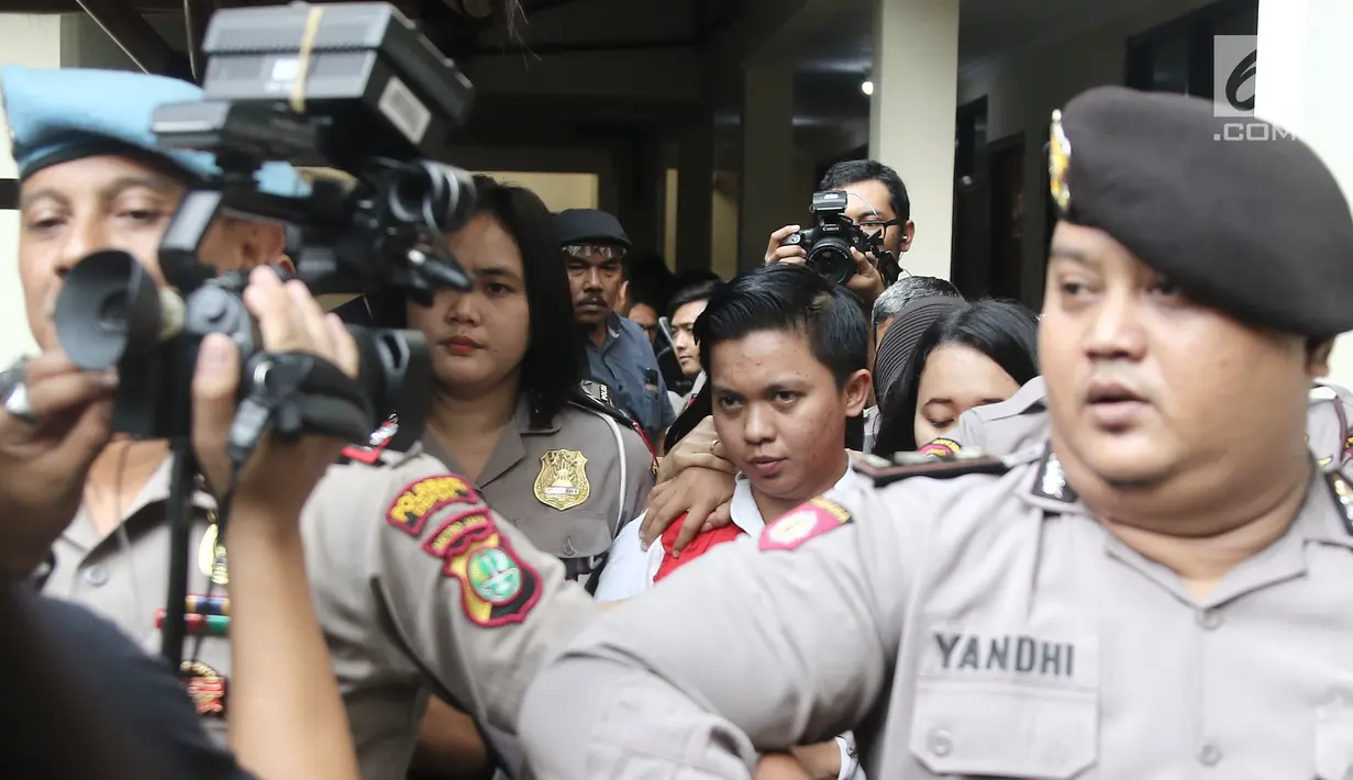 Komisaris First Travel Kiki Hasibuan dikawala petugas usai menjalani sidang vonis di Pengadilan Negeri Depok, Jawa Barat, Rabu (30/5). Kiki divonis 15 tahun penjara dan denda 5 miliar rupiah subsider 8 bulan penjara. (Liputan6.com/Herman Zakharia)