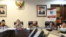 Juru bicara Presiden, Johan Budi memoderatori diskusi Forum Medan Merdeka Barat (FMB) di Kantor Staf Presiden, Jakarta, Senin (23/10). Beberapa kementerian memberikan presentasi pencapaian kerja 3 tahun pemerintahan Jokowi-JK. (Liputan6.com/Angga Yuniar)