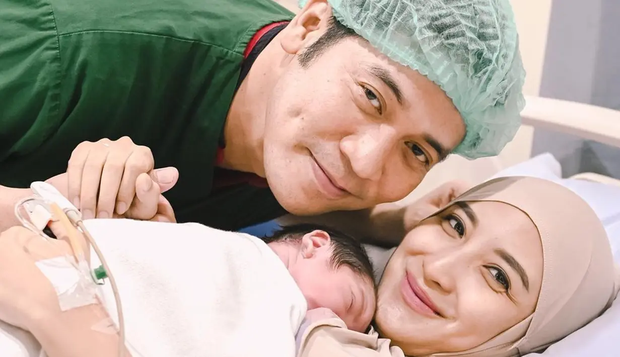 Resmi jadi orangtua dua anak, ini adalah momen hangat Chaca Thakya dan Ricky Perdana bareng anak keduanya, Baby Zio. Meski kondisinya belum pulih benar usai melahirkan, kebahagiaan terpancar jelas di wajah Chaca karena anak keduanya sudah berada dalam dekapannya. Aura bintang sinetron Emak Ijah Pengen ke Mekah ini makin terpancar dengan wajah natural. (Liputan6.com/IG/@chacathakya15)