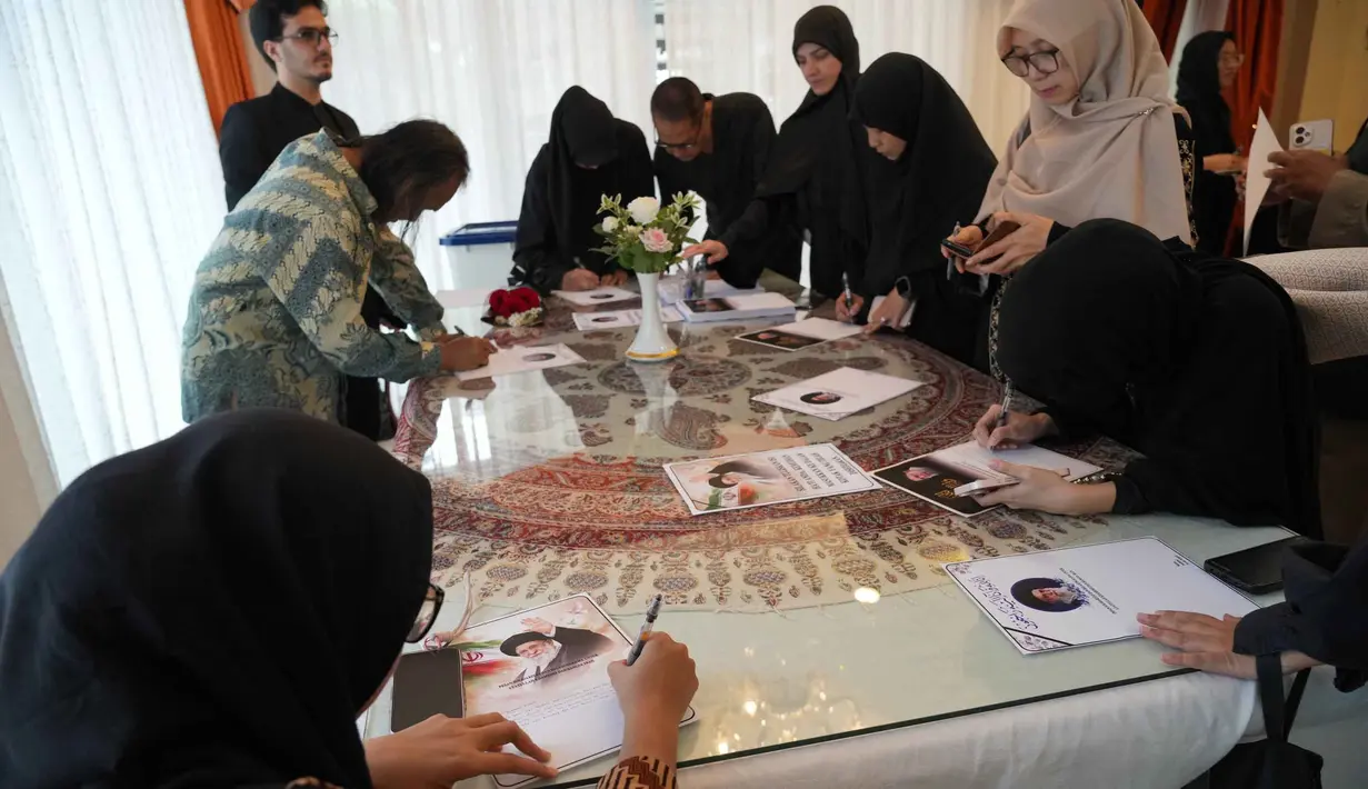 Mereka menggelar doa bersama sebagai bentuk solidaritas atas agresi Amerika Serikat dan Israel yang menewaskan Pemimpin Tertinggi Iran, Ayatollah Seyyed Ali Khamenei. Tampak dalam foto, para pelayat menulis catatan belasungkawa untuk almarhum Pemimpin Tertinggi Iran Ayatollah Ali Khamenei di kediaman duta besar Iran untuk Indonesia, Jakarta, Kamis 5 Maret 2026. (AP Photo/Tatan Syuflana)