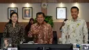 Wakil Presiden Jusuf Kalla (tengah) bersama Menpora Imam Nahrawi dan Menko PMK, Puan Maharani memberi salam jelang rapat persiapan pelaksanaan Asian Games 2018 di Jakarta, Rabu (15/3). Rapat membahas progress kesiapan. (Liputan6.com/Helmi Fithriansyah)