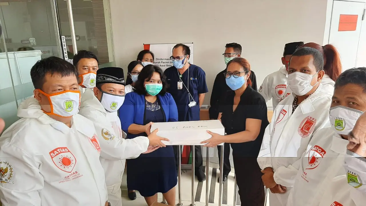 Komisi IX DPR membagikan APD Covid-19 ke RS di Tangerang.