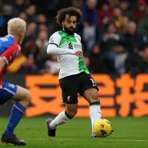 Winger Liverpool, Mohamed Salah (kanan), mencetak satu gol saat timnya bersua Crystal Palace pada laga pekan ke-16 Premier League di Selhurst Park, London, Sabtu (9/12/2023) malam WIB.&nbsp;Berkat gol Salah tersebut, The Reds meraih kemenangan 2-1 atas Palace. (AFP/Adrian Dennis)