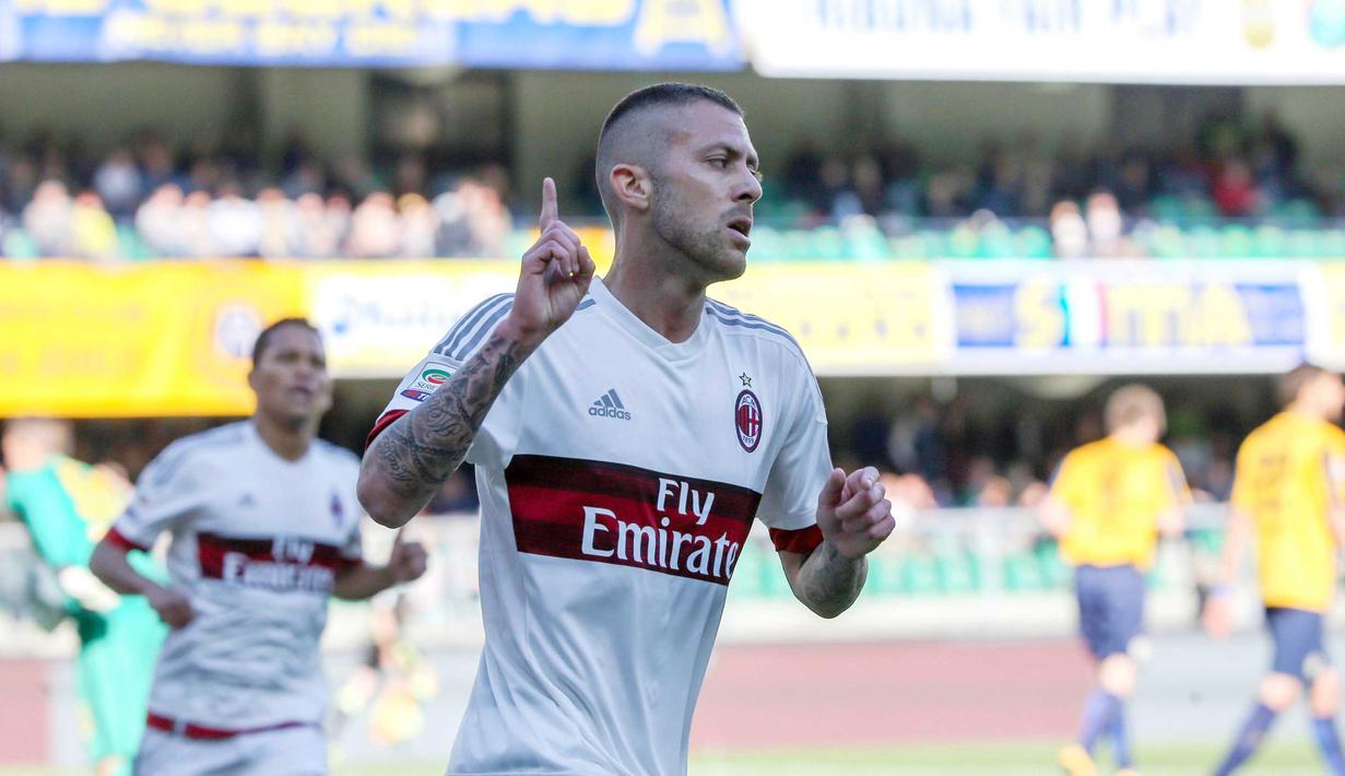Jeremy Menez  merayakan golnya ke gawang Verona  pada lanjutan Liga Italia Seire A pekan ke-35 di Stadio Marc'Antonio Bentegodi, Senin (25/4/2016) malam WIB. (EPA/Simone Venezia)
