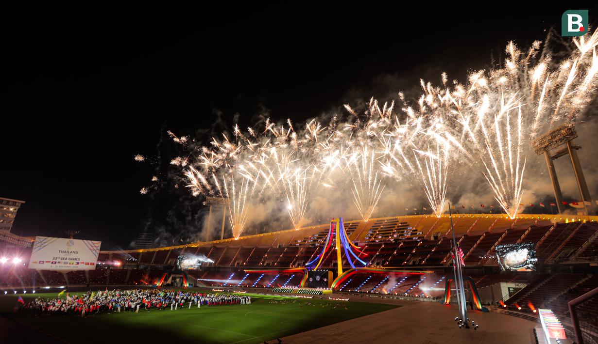 Atraksi kembang api pada pesta penutupan SEA Games 2025 yang berlangsung di Rajamangala Stadium, Bangkok, Sabtu (20/12/2025) malam WIB.