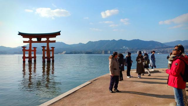 Torii atau gerbang Kuil Itsukushima menjadi spot foto favorit.