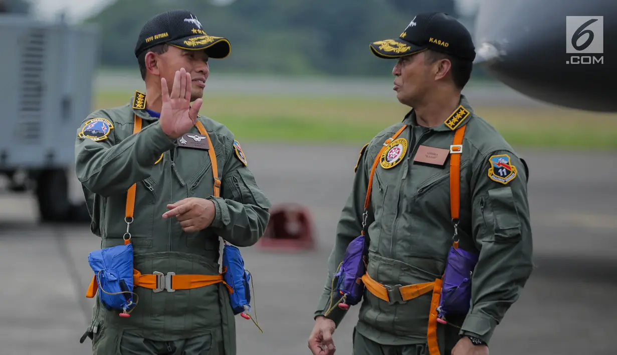 KSAU Marsekal TNI Yuyu Sutisna (kiri) berbincang dengan KSAD Jenderal TNI Andika Perkasa saat penyematan Wing Penerbang Kehormatan sebelum joy flight menggunakan pesawat Sukhoi Su-30 di Lanud Halim Perdanakusuma, Jakarta, Jumat (5/4). (Liputan6.com/Faizal Fanani)