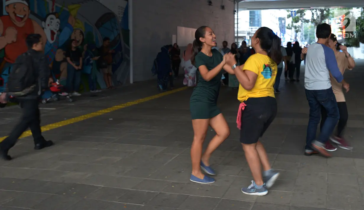 i Salsa menari di terowongan Kendal, Jakarta, Jumat (28/6/2019). Aksi komunitas salsa ini dilakukan untuk menghibur para pejalan kaki yang melintas di terowongan dekat Stasiun Sudirman tersebut. (Merdeka.com/Imam Buhori)