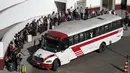 Warga Ukraina mencari suaka sebelum berjalan menuju Amerika Serikat di sisi Meksiko pelabuhan El Chaparral Crossing di Tijuana, negara bagian Baja California, Meksiko (8/4/2022). Para warga Ukraina terbang ke Meksiko tidak memerlukan visa untuk masuk, kata pakar imigrasi. (AFP/Guillermo Arias)