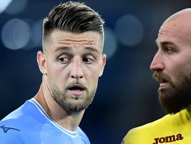 Timnas Serbia telah memanggil para pemain terbaiknya untuk mengarungi pergelaran besar Piala Dunia 2022 Qatar. Dari sekian banyak nama, ada kakak beradik, Sergej dan Vanja Milinkovic-Savic yang masuk dalam daftar skuad The Eagles. (Foto Kolase: AFP/Filippo Monteforte (kiri) dan AFP/Miguel Medina)