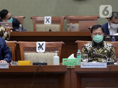 Menteri Kesehatan Terawan Agus Putranto (kanan) bersama Ketua Pelaksana Komite Penanganan COVID-19 dan Pemulihan Ekonomi Nasional Erick Thohir (kiri) saat rapat kerja dengan Komisi IX DPR di Kompleks Parlemen, Jakarta, Kamis (27/8/2020). (Liputan6.com/Johan Tallo)