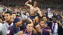 Neymar berbaur dengan para pemain PSG saat melakukan selebrasi saat meraih trofi Piala Prancis 2018 di Stade de France, Saint-Denis (8/5/2018). PSG menang setelah kalahkan Les Herbiers 2-0. (AFP/Damien Meyer)