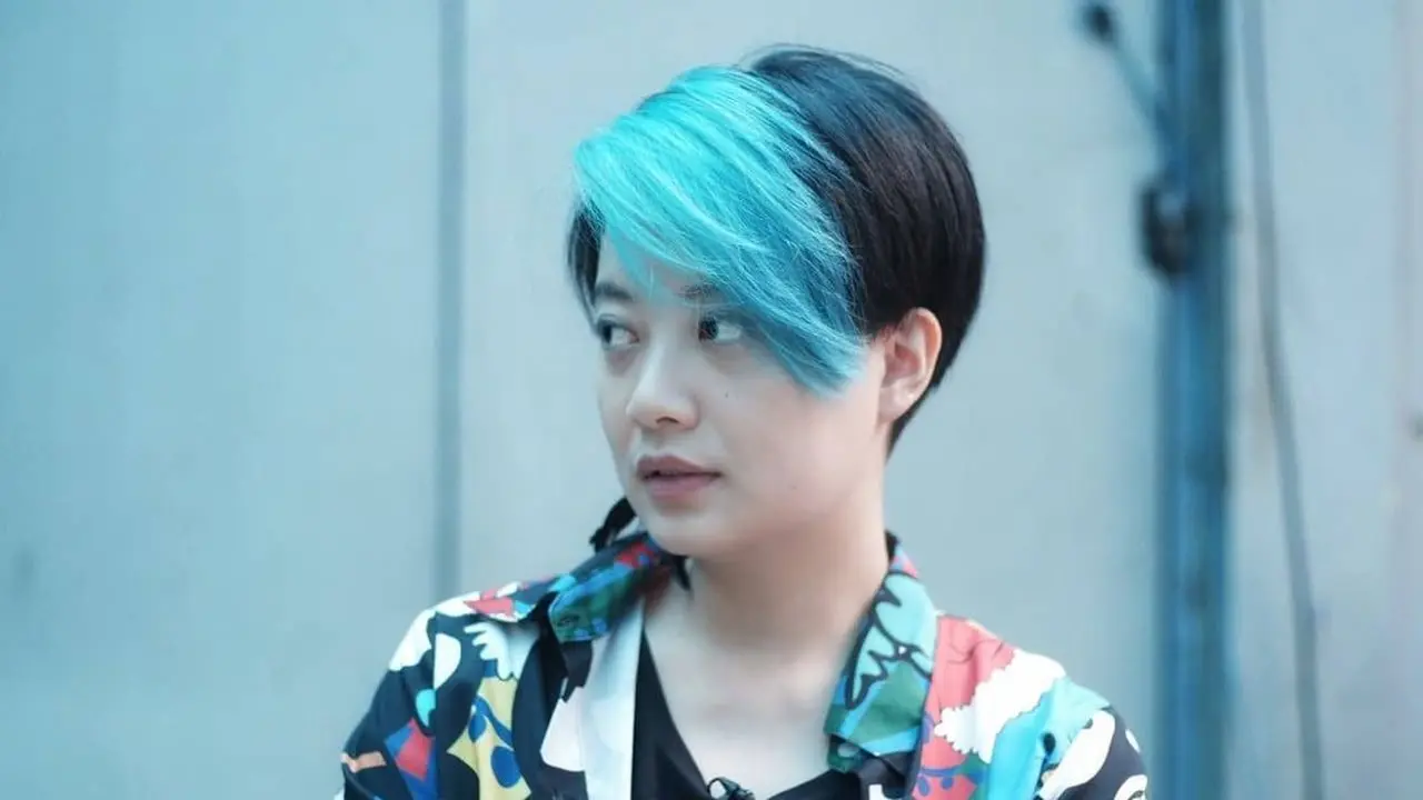 6 Potret Terbaru Leony dengan Rambut Biru, Curi Perhatian