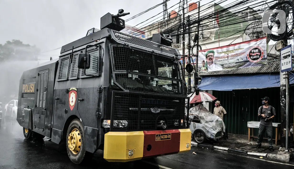 Kendaraan meriam air menyemprotkan disinfektan di Petamburan, Jakarta, Minggu (22/11/2020). Penyemprotan guna mencegah penyebaran Covid-19 setelah ditemukannya kasus positif di kawasan tersebut pasca kerumunan massa saat kepulangan dan pernikahan putri Rizieq Shihab. (merdeka.com/Iqbal S. Nugroho)