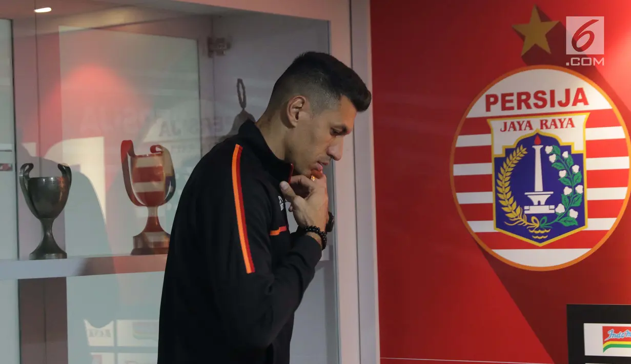 Pemain baru Persija, Alexandre Luiz Reame atau Xandao bersiap memberi keterangan di Kantor Persija, Jakarta, Jumat (30/8/2019). Pesepakbola berkewarganegaraan Brasil ini bermain di posisi belakang, rencananya Xandao akan menggantikan posisi Stefan Paulle. (Liputan6.com/Helmi Fithriansyah)