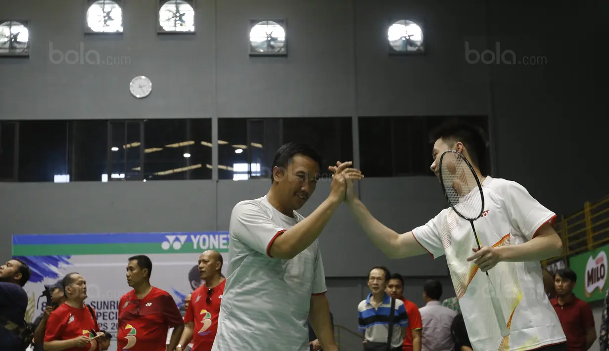 Menpora, Imam Nahrawi berpasangan Kevin Sanjaya menghadapi Chandra Wijaya dan Ricky Subagja pada laga eksebisi di CWIBC, Serpong, Selasa, (19/12/17). Acara tersebut sekaligus pemberian penghargaan kepada Tokoh Bulutangkis. (Bola.com/M Iqbal Ichsan)