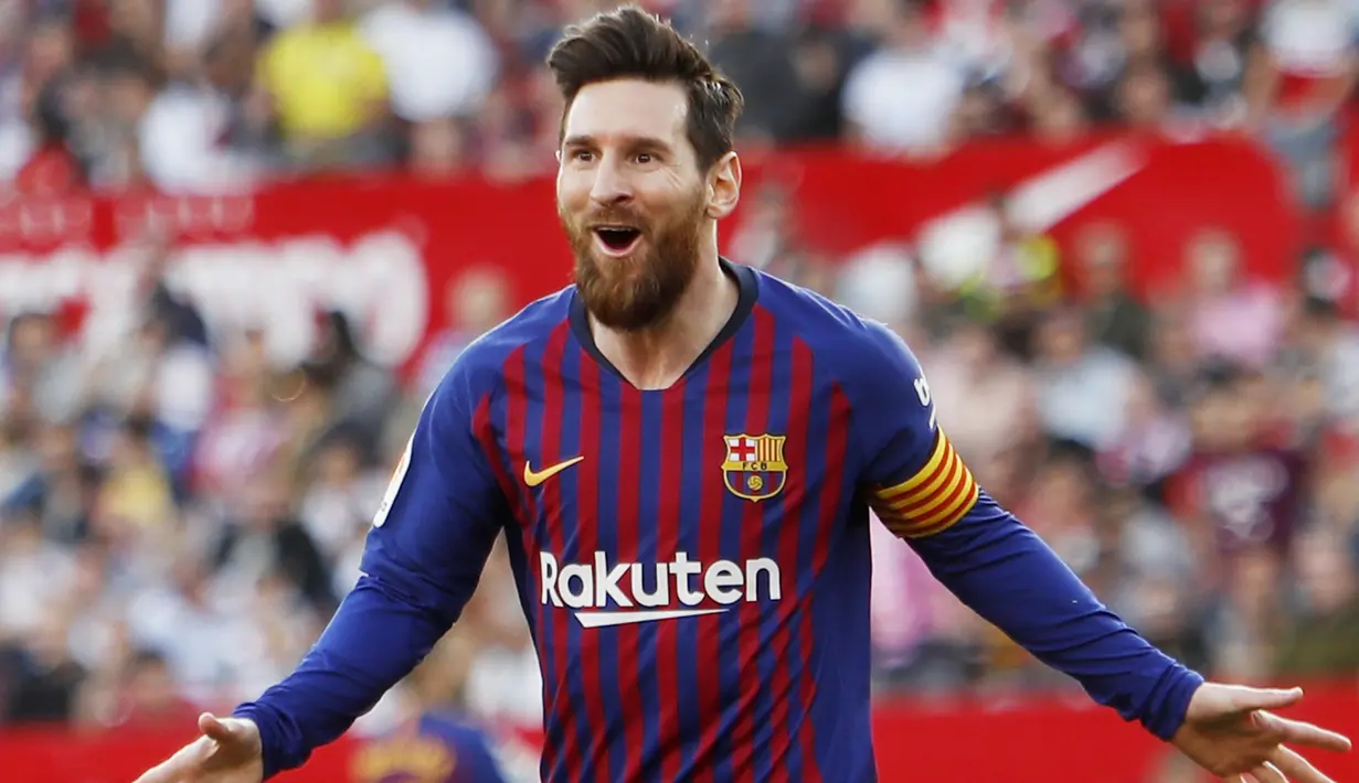 Striker Barcelona, Lionel Messi, melakukan selebrasi usai membobol gawang Sevilla pada laga La Liga di Stadion Ramon Sanchez Pizjuan, Sabtu (23/2). Barcelona menang 4-2 atas Sevilla. (AP/Miguel Morenatti)