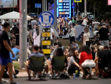 Para pengunjuk rasa memblokir jalan-jalan utama saat mereka berdemonstrasi menuntut pembebasan rekan-rekan mereka yang ditahan dalam protes pada malam sebelumnya di Beograd, Serbia pada 29 Juni 2025. (OLIVER BUNIC/AFP)