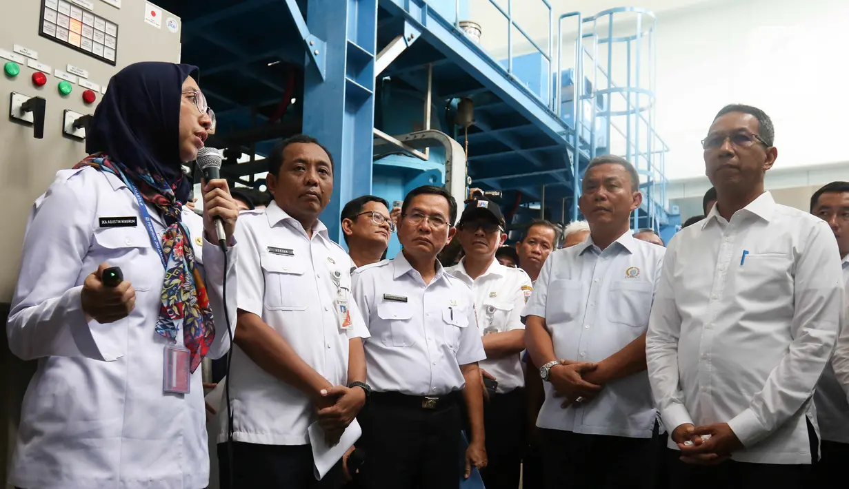 Pejabat (Pj) Gubernur DKI Jakarta Heru Budi Hartono (kanan) bersama Ketua DPRD DKI Jakarta Prasetyo Edi Marsudi (kedua kanan) meninjau Rumah Pompa Waduk Pluit di kawasan Penjaringan, Jakarta Utara, Rabu (19/10/2022). Tinjauan ini bertujuan untuk melihat kondisi rumah pompa dalam mengantisipasi untuk menghadapi musim penghujan tahun ini. (Liputan6.com/Herman Zakharia)
