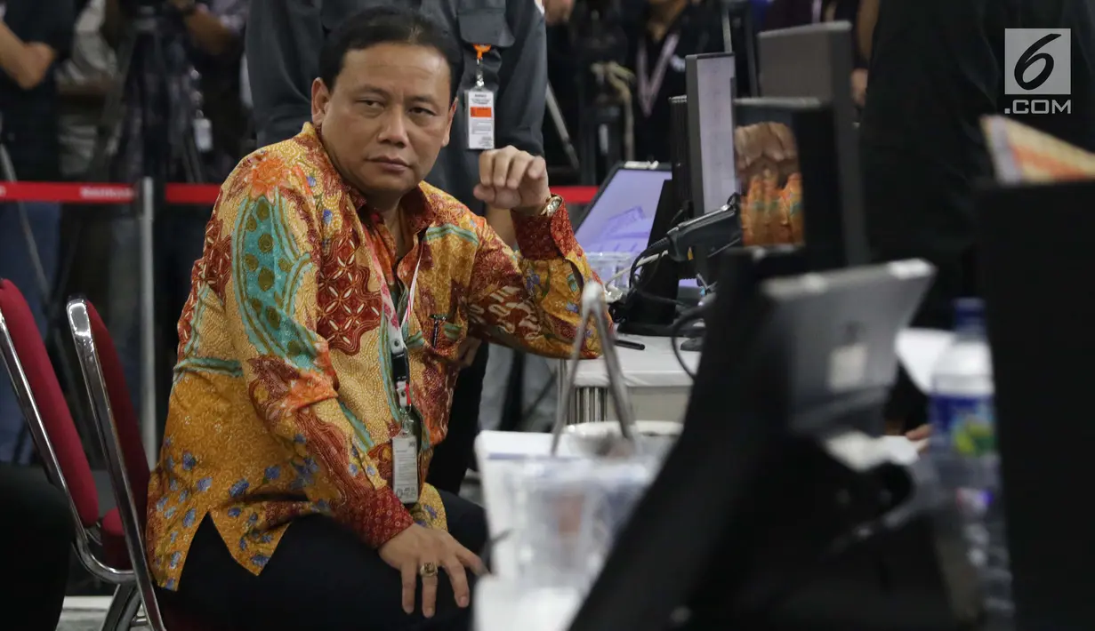 Ketua Bawaslu RI, Abhan saat menyerahkan alat bukti untuk menghadapi perselisihan hasil Pilpres 2019 di Gedung Mahkamah Konstitusi, Jakarta, Rabu (12/6/2019). Bawaslu menyerahkan 134 alat bukti serta keterangan setebal 151 halaman. (Liputan6.com/Helmi Fithriansyah)