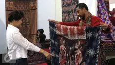 Pengunjung melihat kain daerah saat Pameran Pangan Nusa dan Produk Dalam Negeri Nasional 2015, Jakarta, Kamis (5/11). Pameran tersebut merupakan ajang promosi bagi produk asli Indonesia sehingga bisa berkembang dengan baik. (Liputan6.com/Angga Yuniar)