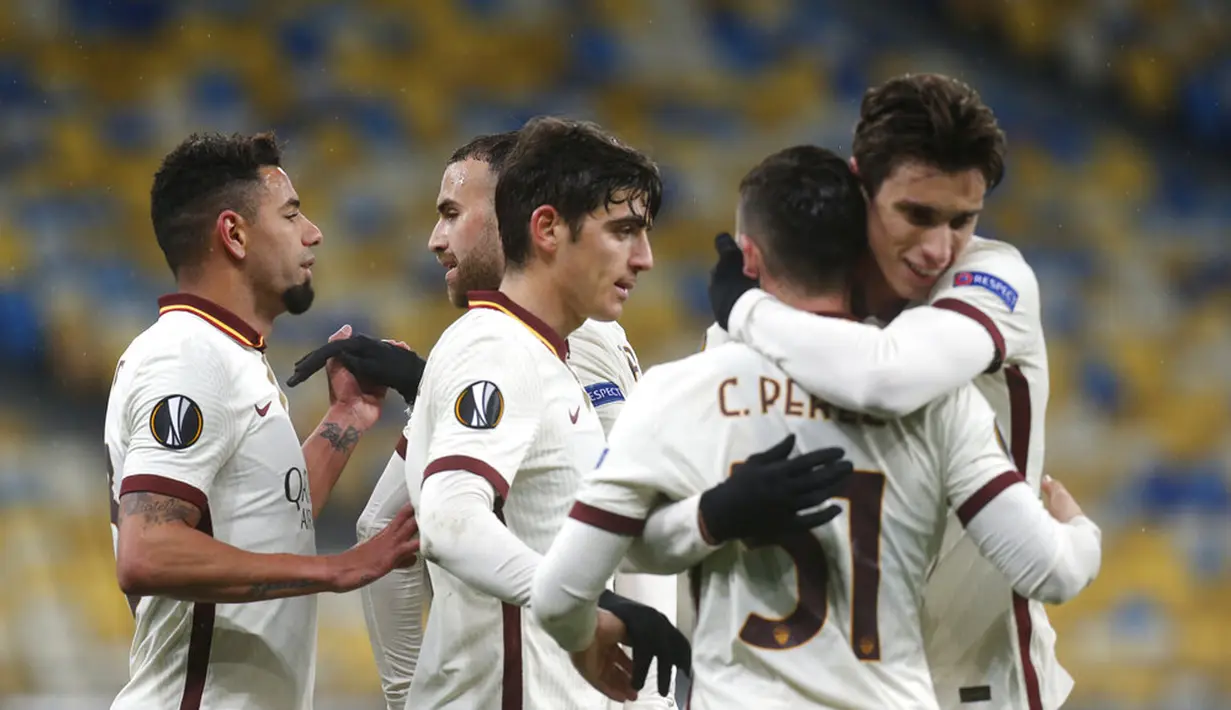 Para pemain AS Roma merayakan setelah Borja Mayoral mencetak gol ke gawang Shakhtar Donetsk pada pertandingan leg kedua babak 16 besar Liga Europa di Stadion Olimpiyskiy, Kyiv, Ukraina, Kamis (18/3/2021). AS Roma menang dengan skor 2-1. (AP Photo/Efrem Lukatsky)