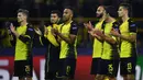 Para pemain Dortmund menyapa suporter usai dikalahkan Real Madrid pada laga Liga Champions di Stadion Signal Iduna Park, Dortmund, Selasa (26/9/2017). Dortmund kalah 1-3 dari Madrid. (AFP/Patrik Stollarz)