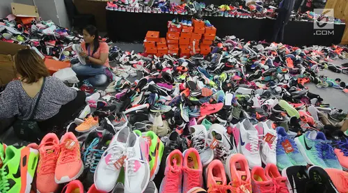 PHOTO Demi Sepatu Nike Pengunjung Serbu Pesta Diskon di Jakarta