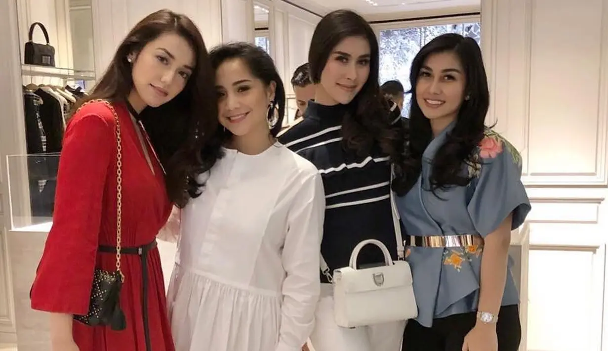 Keakraban yang terjalin antaran Nagita, Nisya dan Syahnaz sepertinya menjadi bukti kalau Gigi memang kakak ipar yang baik dan bersedia mengayomi kedua adik iparnya. (Instagram/nissyaa)