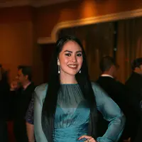 Kartika Putri terlihat menghadiri resepsi pernikahan Nabila Syakieb dan Reshwara Argya Radinal. Ia tampil cantik dengan gaun berwarna biru dengan rambutnya yang dibiarkan tergerai indah melewati bahunya. (Fathan Rangkuti/Bintang.com)