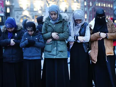 Wanita muslim menggelar salat berjemaah sebelum melakukan aksi protes di Manhattan, New York (1/2). Mereka melakukan protes terkait larangan imigran dari negara mayoritas muslim masuk ke AS. (AFP/Spencer Platt)
