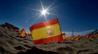 Ribuan bendera Spanyol yang mewakili korban COVID-19 di negara itu dipasang di pantai Patacona, Valencia, Minggu (4/10/2020). Virus corona di Spanyol sejauh ini telah merenggut lebih dari 32.000 nyawa dan 790.000 kasus terkonfirmasi dengan tingkat infeksi tertinggi di Uni Eropa. (Jose Jordan/AFP)