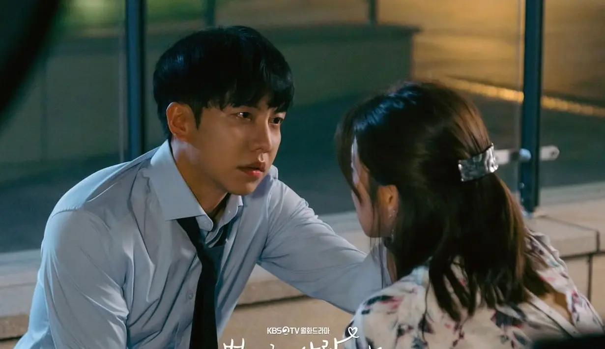 Kim Jung Ho yang sedang frustrasi bertemu Kim Yu Ri. Jung Ho menatap lekat Yu Ri seolah itu momen terakhir kali mereka bertemu. (Foto: Viu)