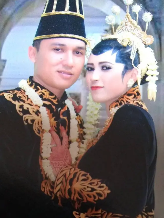 13 Potret Jadul Pernikahan Orang Tua Artis Ini Curi Perhatian - Hot