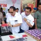 Polda Jatim menangkap pelaku manipulasi akun dan transaksi aplikasi ojek online (Liputan6.com/ Dian Kurniawan)