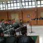 Zulfikar, Penyuap Bupati Banyuasin, mendengarkan keputusan vonis di ruang sidang Pengadilan Negeri (PN) Tipikor Palembang (Liputan6.com/Nefri Inge)