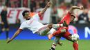 Pemain Bayern Munchen, Kingsley Coman (kanan), berebut bola dengan pemain Benfica, Eliseu, pada leg pertama babak perempat final Liga Champions, di Allianz Arena, Munchen, Rabu (6/4/2016) dini hari WIB. (AFP/Christof Stache)