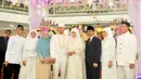 Suasana pernikahan Nuri Maulida dan Pandu Kesuma Dewangsa yang disaksikan Mantan Menpora, Adhyaksa Dault (ketiga dari kanan), Jakarta, Minggu (9/11/2014). (Liputan6.com/Panji Diksana)