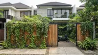 18 Model Pagar dengan Gerbang Kayu yang Terlihat Natural untuk Hunian Idaman