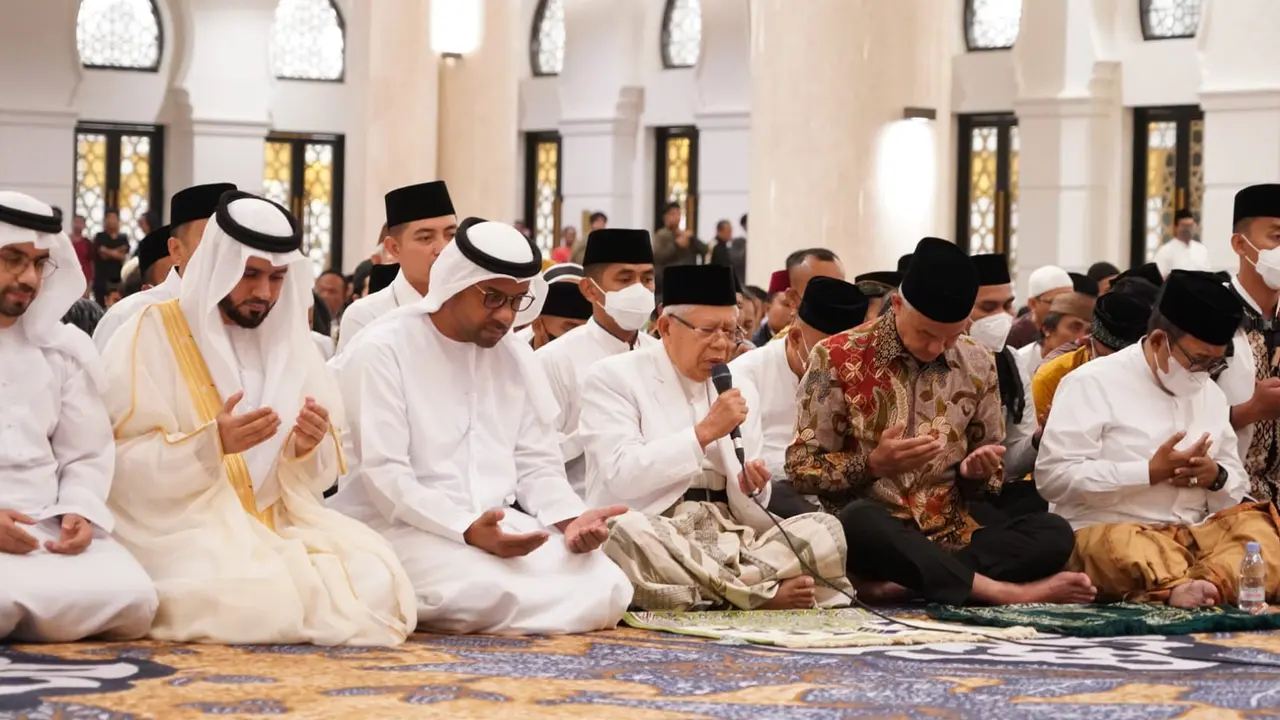 Wakil Presiden (Wapres) Ma’ruf Amin secara resmi membuka Masjid Raya Sheikh Zayed, Solo pada Selasa (28/2/2023) malam.