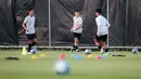 <p>Pemain Timnas Indonesia U-17, Riski Afrisal (kiri) dan Amar Brkic saat menjalani official training di Lapangan Latihan A Gelora Bung Tomo, Surabaya, Minggu (12/11/2023) sore menjelang laga kedua Grup A Piala Dunia U-17 2023 menghadapi Panama yang akan berlangsung di Stadion Gelora Bung Tomo, Senin, 13 November 2023. (Bola.com/Bagaskara Lazuardi)</p>