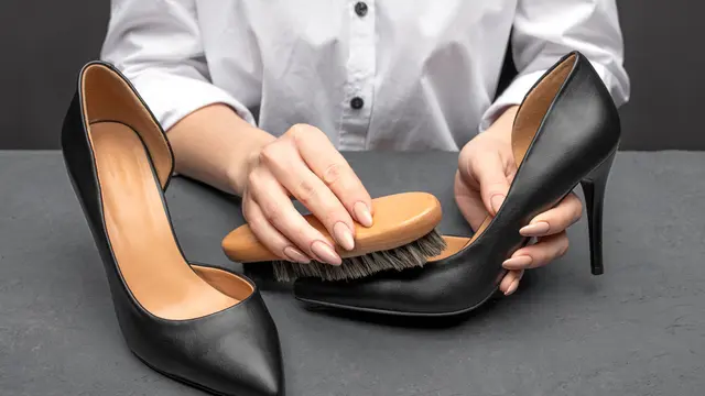 ilustrasi cara mencuci sepatu/Galina_Lya/shutterstock