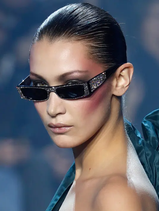 Model AS Bella Hadid berpose diatas catwalk saat mengenakan rancangan karya Alexandre Vauthier dalam Haute Couture musim panas 2018 fashion show di Paris (23/1). (AFP Photo/Francois Guillot)