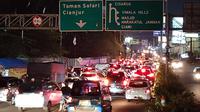 Minggu malam sekitar pukul 19.00 WIB, volume kendaraan cukup tinggi arah Jakarta menuju Puncak. Antrean kendaraan terlihat selepas pintu keluar Tol Ciawi hingga simpang Pasir Angin. (Foto: Achmad Sudarno)