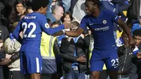 Penyerang Chelsea, Michy Batshuayi melakukan selebrasi bersama Willian usai mencetak gol ke gawang Watford. Chelsea menang 4-2 pada pekan kesembilan Liga Inggris 2017/2018 di Stamford Bridge, Sabtu (21/10/2017), berkat dua golnya. (Ian KINGTON / AFP)