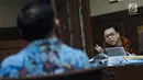 Terdakwa dugaan korupsi e-KTP, Setya Novanto (kiri) memberi pertanyaan kepada saksi dalam sidang lanjutan di Pengadilan Tipikor, Jakarta, Senin (5/2). Sidang menghadirkan tiga saksi. (Liputan6.com/Helmi Fithriansyah)