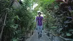 Alfin Tuasalamony menjalani proses pemulihan cedera dengan berlatih jalan di daerah sekitar wilayah rumahnya.  Bek yang menjadi kapten timnas Indonesia U-23 ini mengalami cedera di kaki kirinya karena insiden kecelakaan. (Bola.com/Peksi Cahyo)