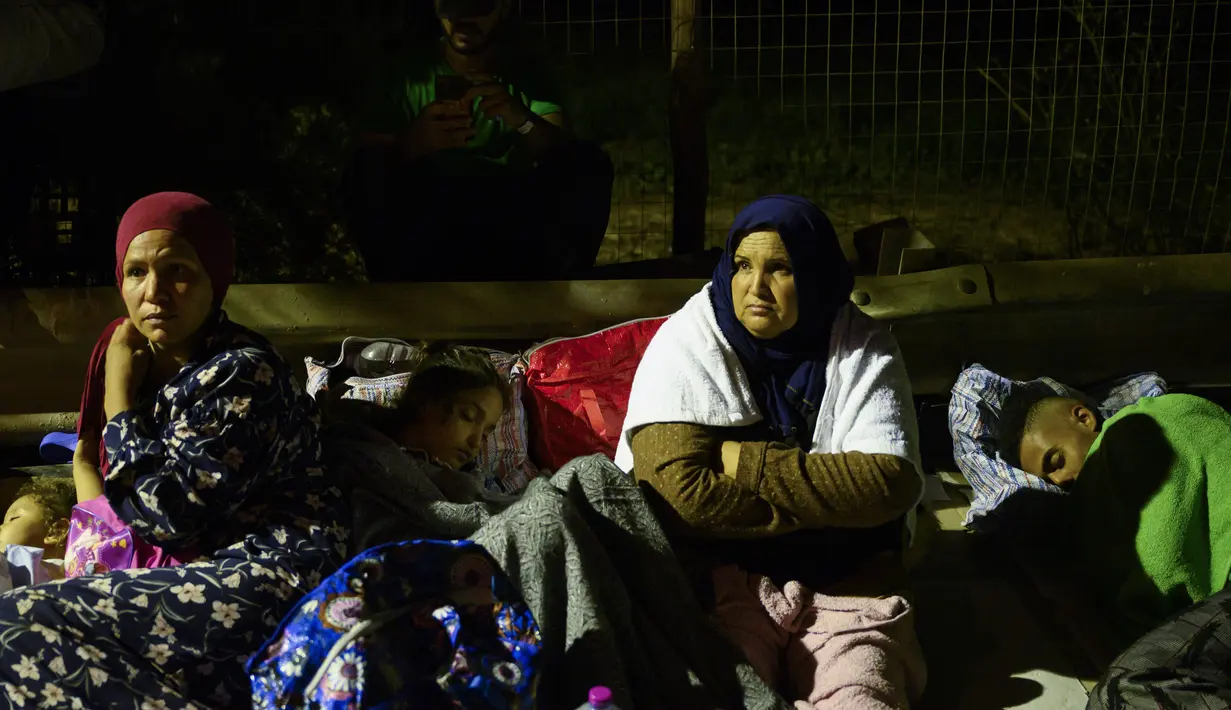 Namun dengan membludaknya pusat penerimaan, beberapa orang menyelinap pergi, dan mereka terlihat di seluruh pulau, menurut para sukarelawan. (AP Photo/Valeria Ferraro)